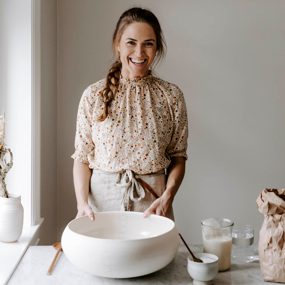Martine Sletmoen fra Skillebekk surdeig viser deg hvordan du lager surdeigsstarter hjemme. Foto: Ina K. Andersen.