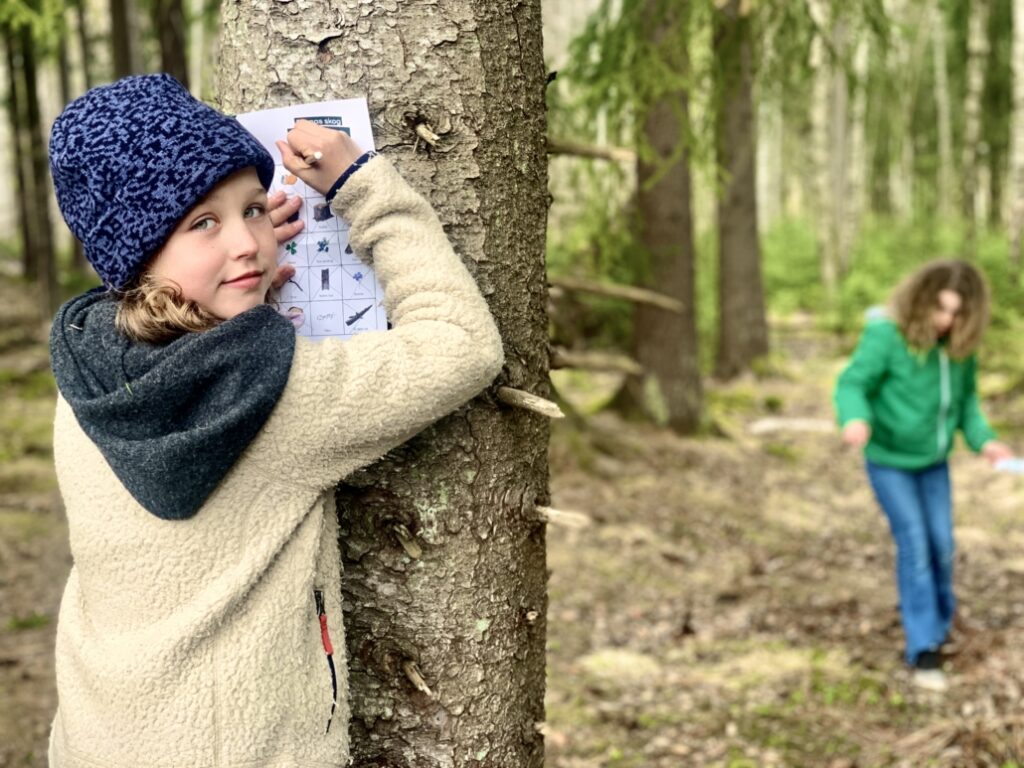 Barnas skog er 16 aktiviteter som passer som fot i mose for deg som skal ut i skogen med barn i barneskolealder.