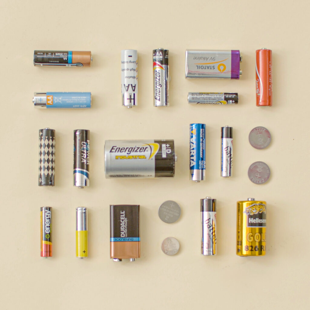 Samtidig som stadig flere ting går på strøm, vokser haugen med batterier som en gang satt i duppedittene våre. Etterspørselen etter batterier – og materialer å lage batterier av gjør også det.