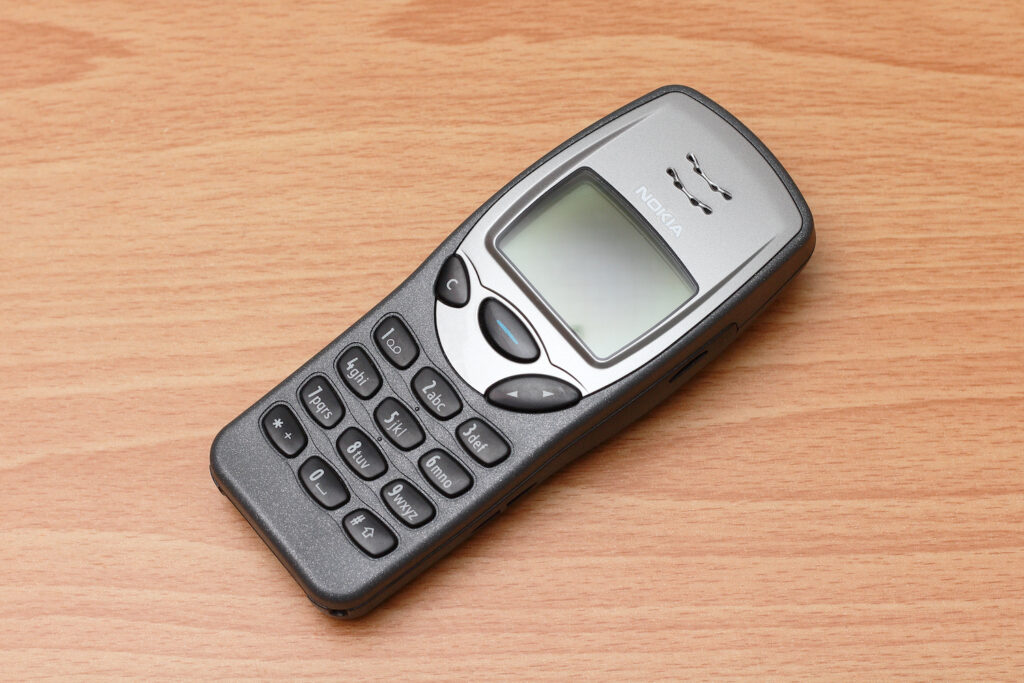 Hvordan vi bruker mobiltelefon har endret seg drastisk siden 90-tallet. Også antallet mobiltelefoner har økt betraktelig. Men hva skjer når elektroniske produkter blir ødelagte, hvor skal de kildesorteres?