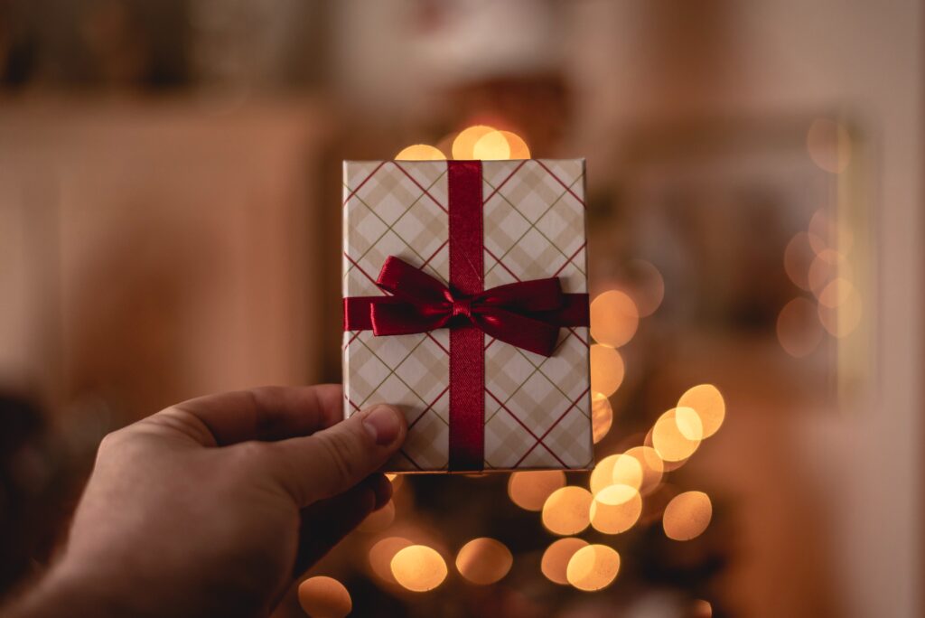Før du går løs på gavelisten og haster til nærmeste butikk, ta en titt på våre bærekraftige julegavetips!