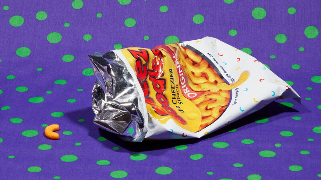Kildesortering av cheez doodles, snackspose og chipspose. Blandingsemballasje sorteres som restavfall.