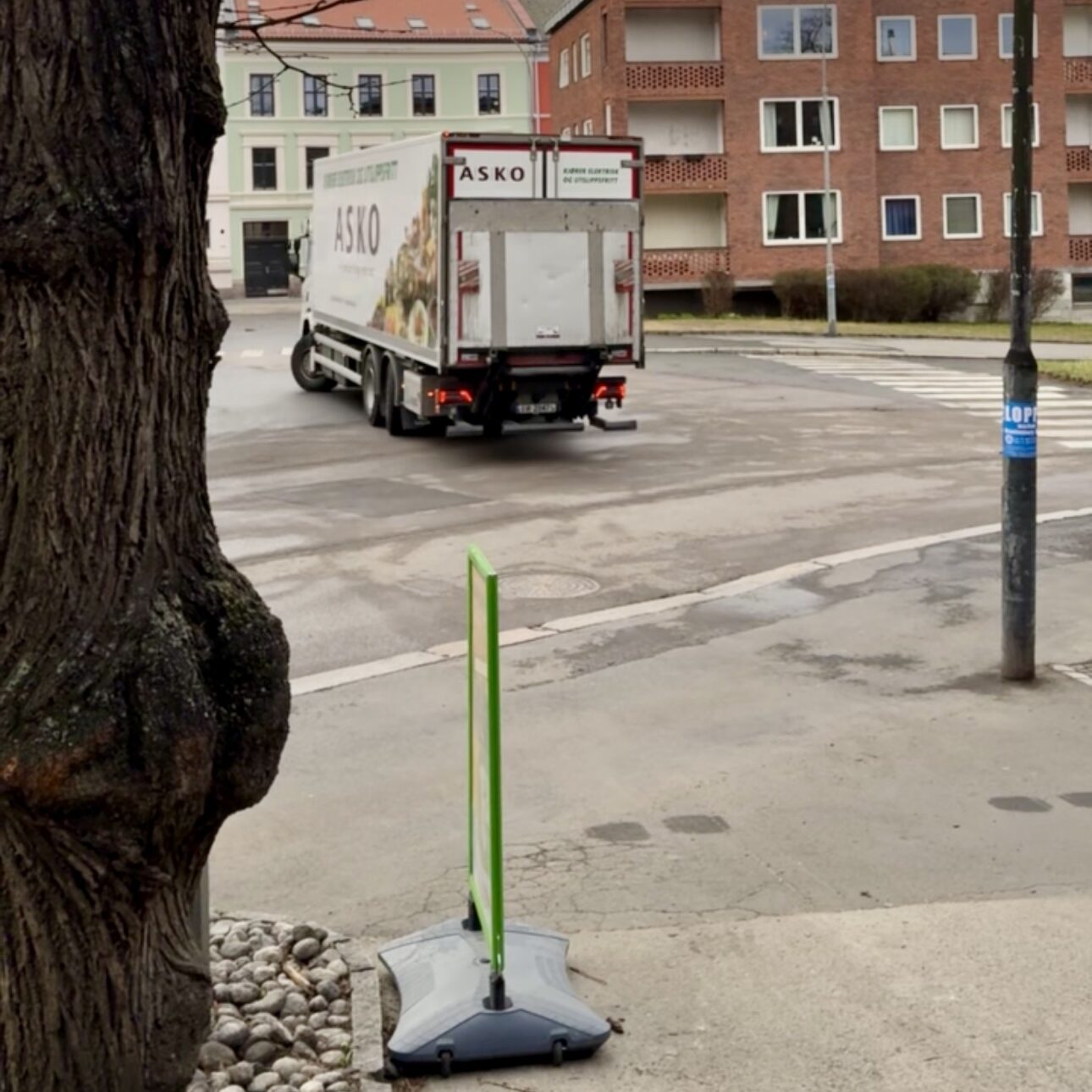 Når butikker får levert varer, tar lastebilene med seg blant annet pant, lyspærer og batterier i retur.