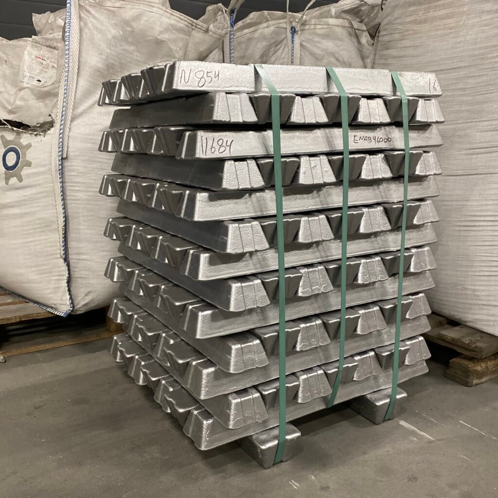 Aluminiumsbarrer fra resirkulert metallemballasje.