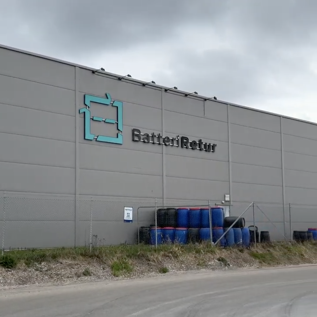 Batteriene blir hentet på mellomlagrene og fraktet med tog eller trailer til et sentralt sorteringsanlegg i Norge
