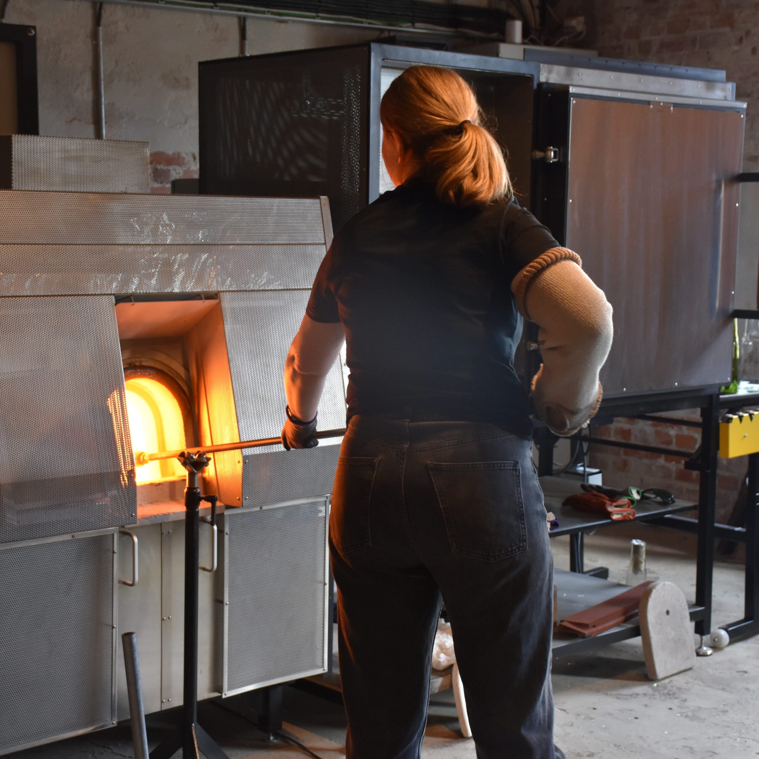 Studio Sirkel - gjenvunnet glassemballasje smeltes om til nye glassprodukter.