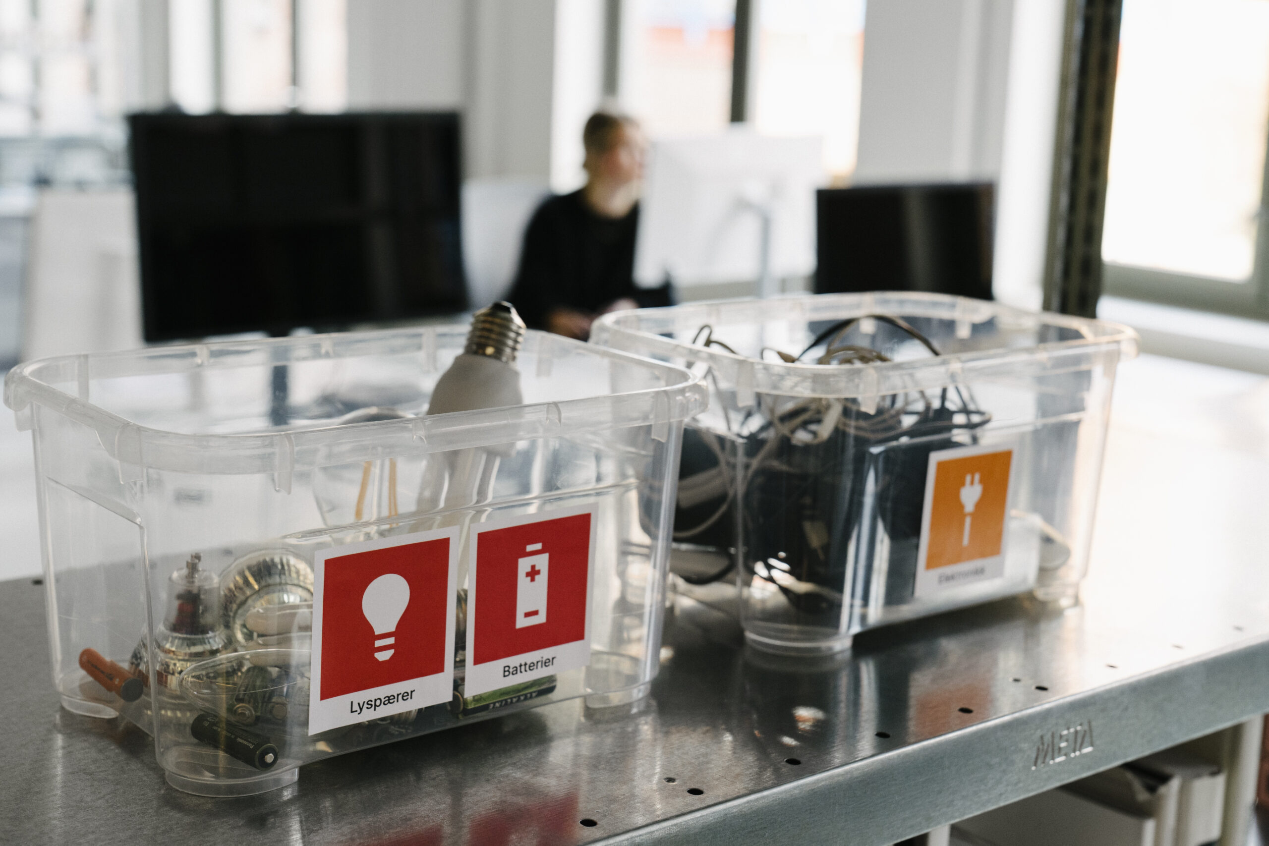 Basert på tall fra en kartlegging LOOP gjennomførte i samarbeid med Kantar kom det frem at kun 3 av 10 bedrifter oppgir at de sorterer både matavfall, plast, papp og papir, og glass og metall.

90% av alle arbeidsplasser oppfyller ikke kravene til kildesortering. (ev lenke til et oppsummert PDF dokument, ev gjøre en side ved bruk av preso fra konferanse, + NTB info pressemelding)