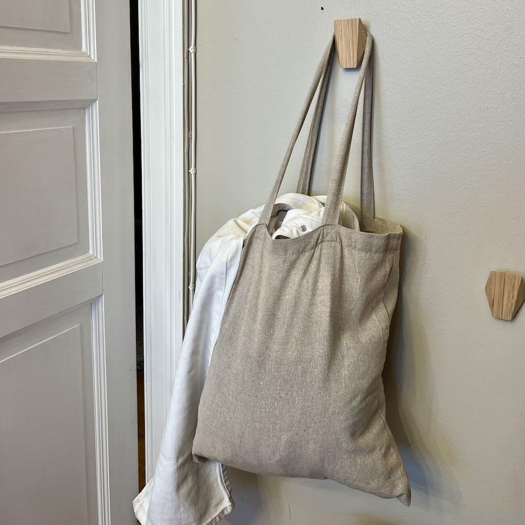 Det mest praktiske stedet å lage et godt system for kildesortering av tekstiler som er ødelagt eller som du ikke trenger lenger, er i nærheten av garderobeskapet, eller i walk-in closetet om du er så heldig.