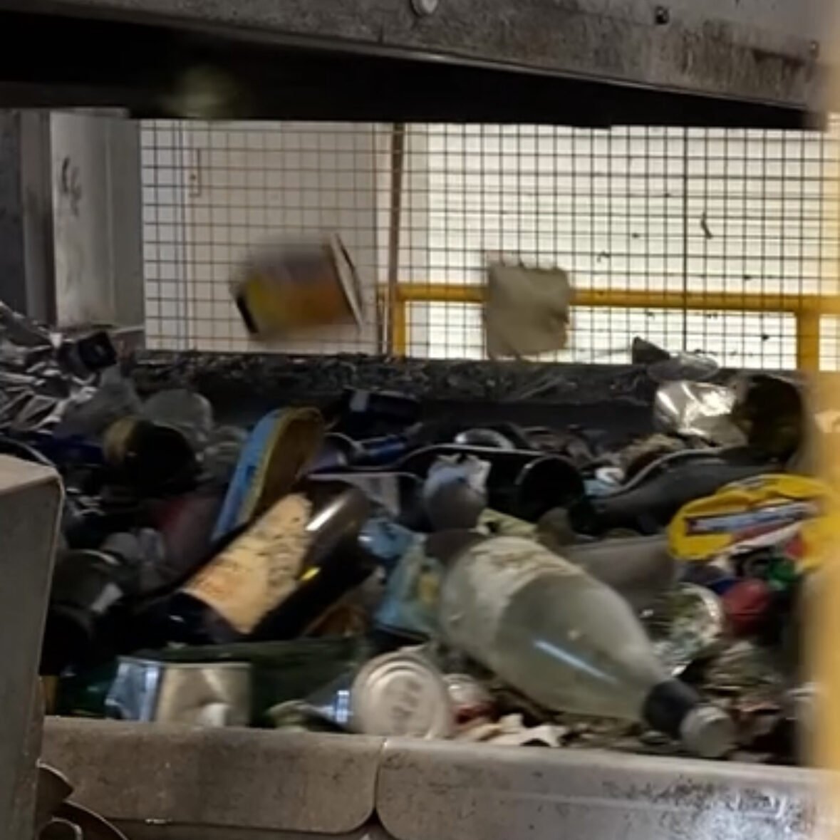 Magneter som sorterer ut hermetikkbokser av stål - på anlegget for gjenvinning av glass- og metallemballasje.