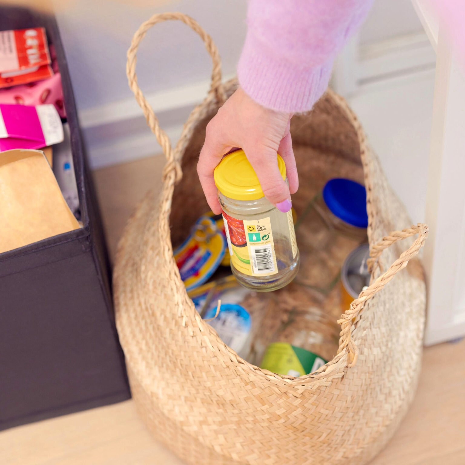 Det er ikke alle som har plass til alt under kjøkkenbenken. Det kan løses med korger, poser som kan henges opp eller system du kan stable i bredden eller høyden, alt etter hva som passer for deg.