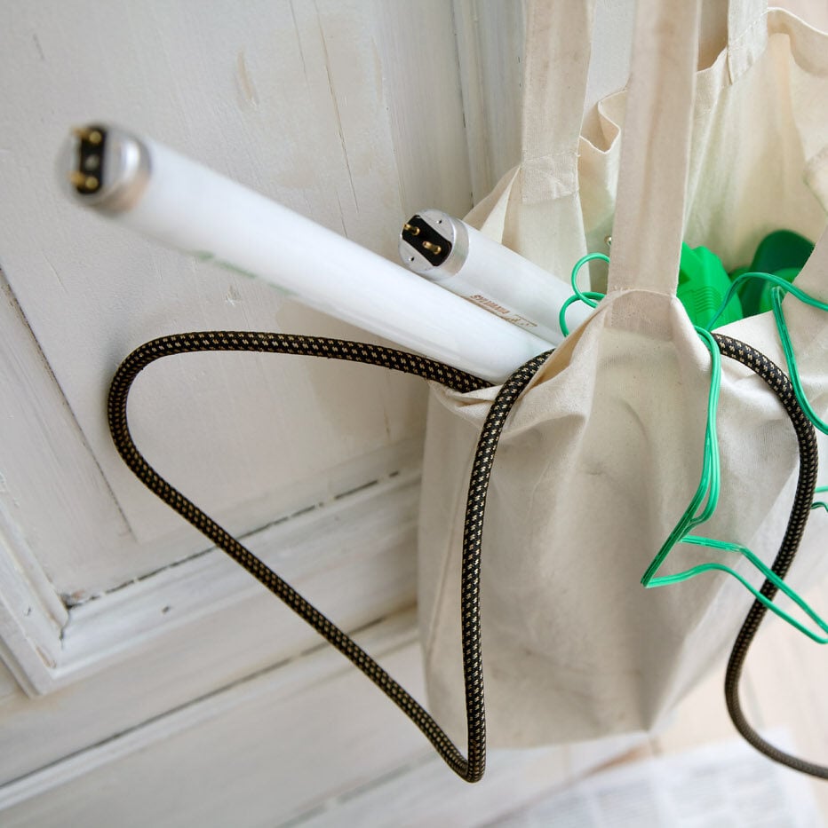 Ha en pose, boks eller et nett du samler ødelagt småelektronikk i. Da er det lett å ta med seg. Er det brukbart? Gi det bort eller selg det.