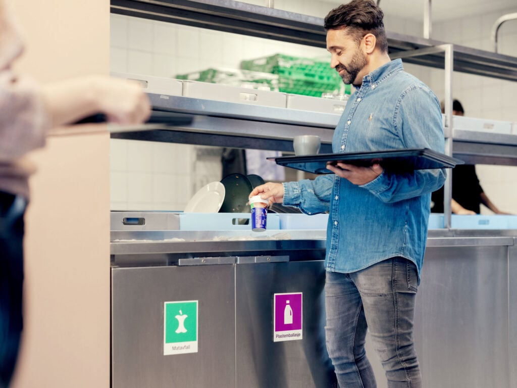 Når beholderne plasseres der avfallet oppstår, blir det enklere å sortere riktig. Papir ved printeren, matavfall ved kjøkkenbenken, plast der varene pakkes ut.