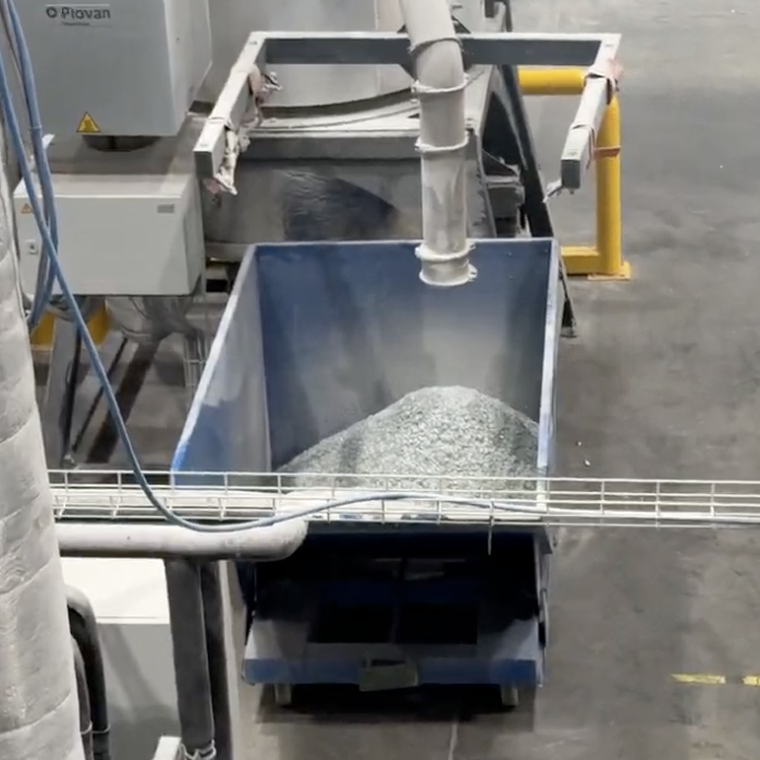 Panteflasker sendes inn i en kvern som hakker de opp plastflaskene.