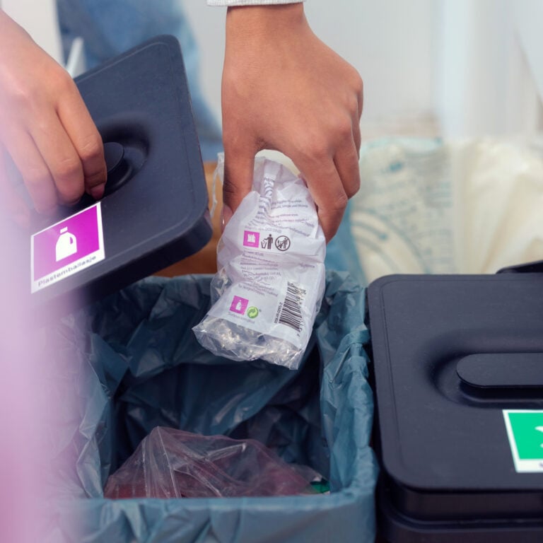 Å gjenvinne plastemballasje starter hjemme ved kjøkkenbenken, da er du sikker på at den sendes til gjenvinning (og ikke havner i naturen).