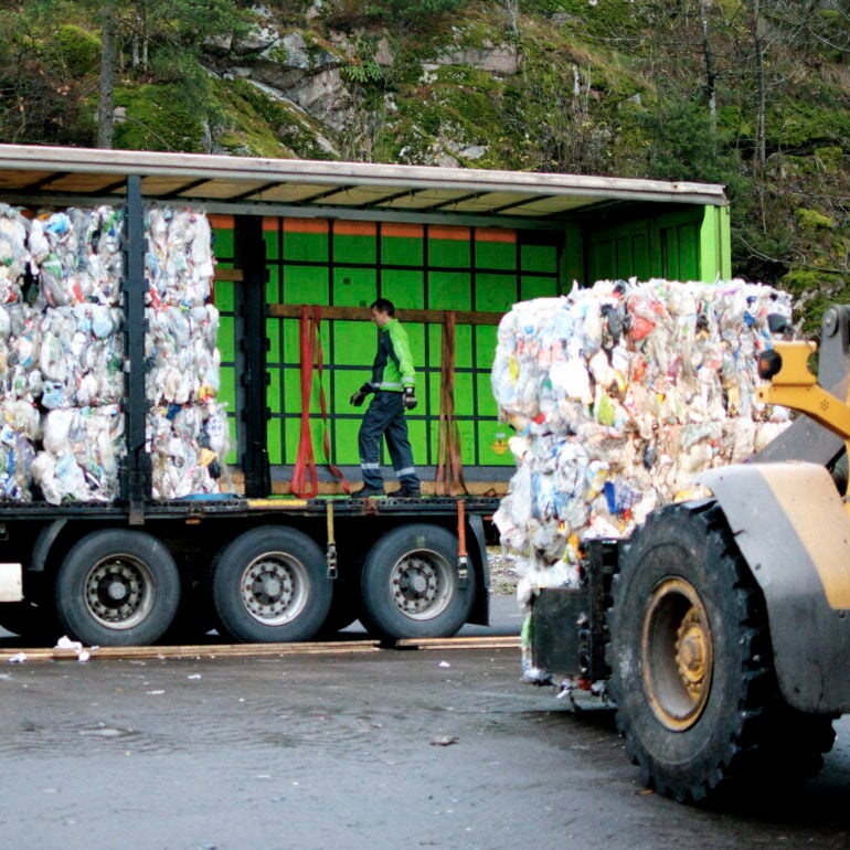 Etter at plastemballasjen er hentet hjemme hos deg, blir den presset i kuber slik at den tar minst mulig plass når den skal fraktes videre.