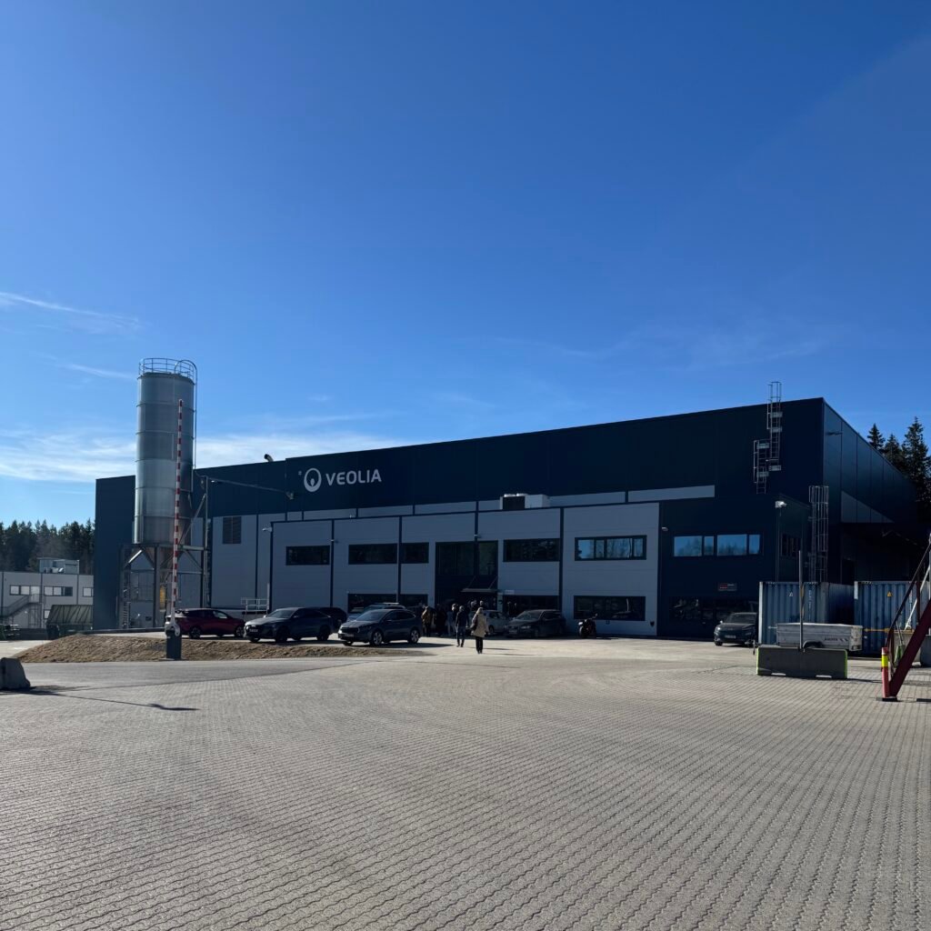 Panteflasker presset i kuber går videre til resirkulering hos Veolia PET Norge, som ligger ved siden av Infinitums anlegg på Fetsund.