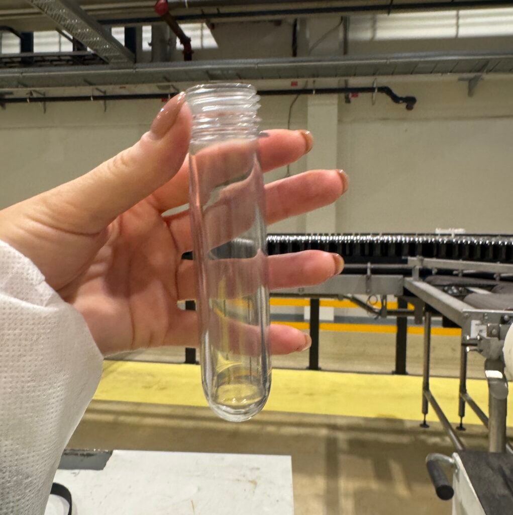 Smeltet granulat sprøytes i en stålform som gjør den om til små plastrør, eller preforms/flaskeemner. Disse rørene er utgangspunktet for nye panteflasker.