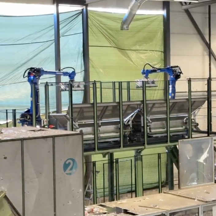 Resirkulering av pant: Når sekkene med pant ankommer infinitums nærmeste anlegg blir sekkene åpnet, og panten blir tømt over på et transportbånd.