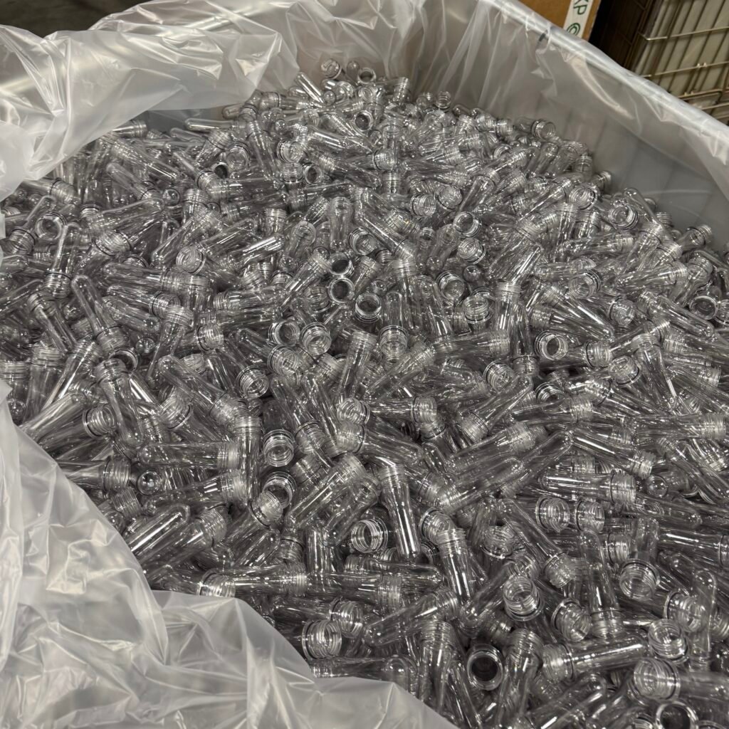 Preformer, laget av resirkulerte panteflasker, brukes videre av drikkevareprodusenter til å lage nye flasker.