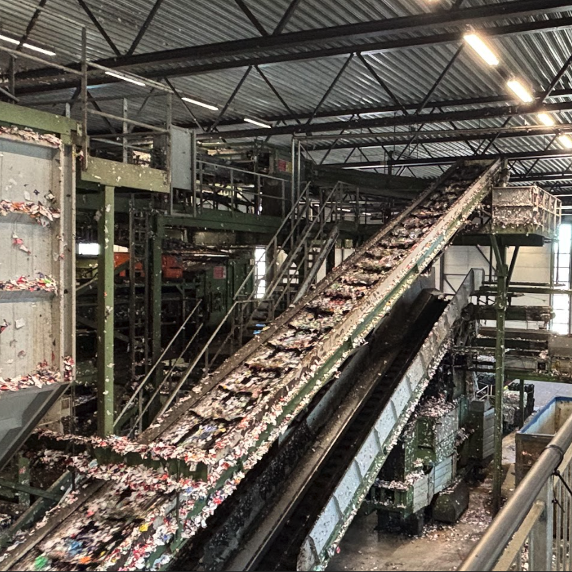 Resirkulering av pant: Pantebokser sorteres fra panteflasker ved hjelp av en virvelstrømsmagnet.