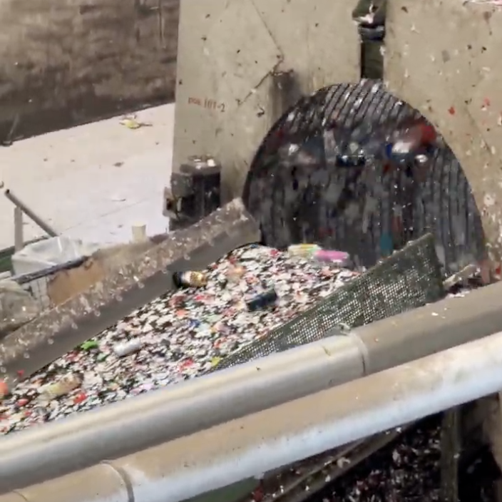 Resirkulering av pant: Panten sendes inn i en stor trommel som blant annet sørger for utsortering av etiketter og korker.