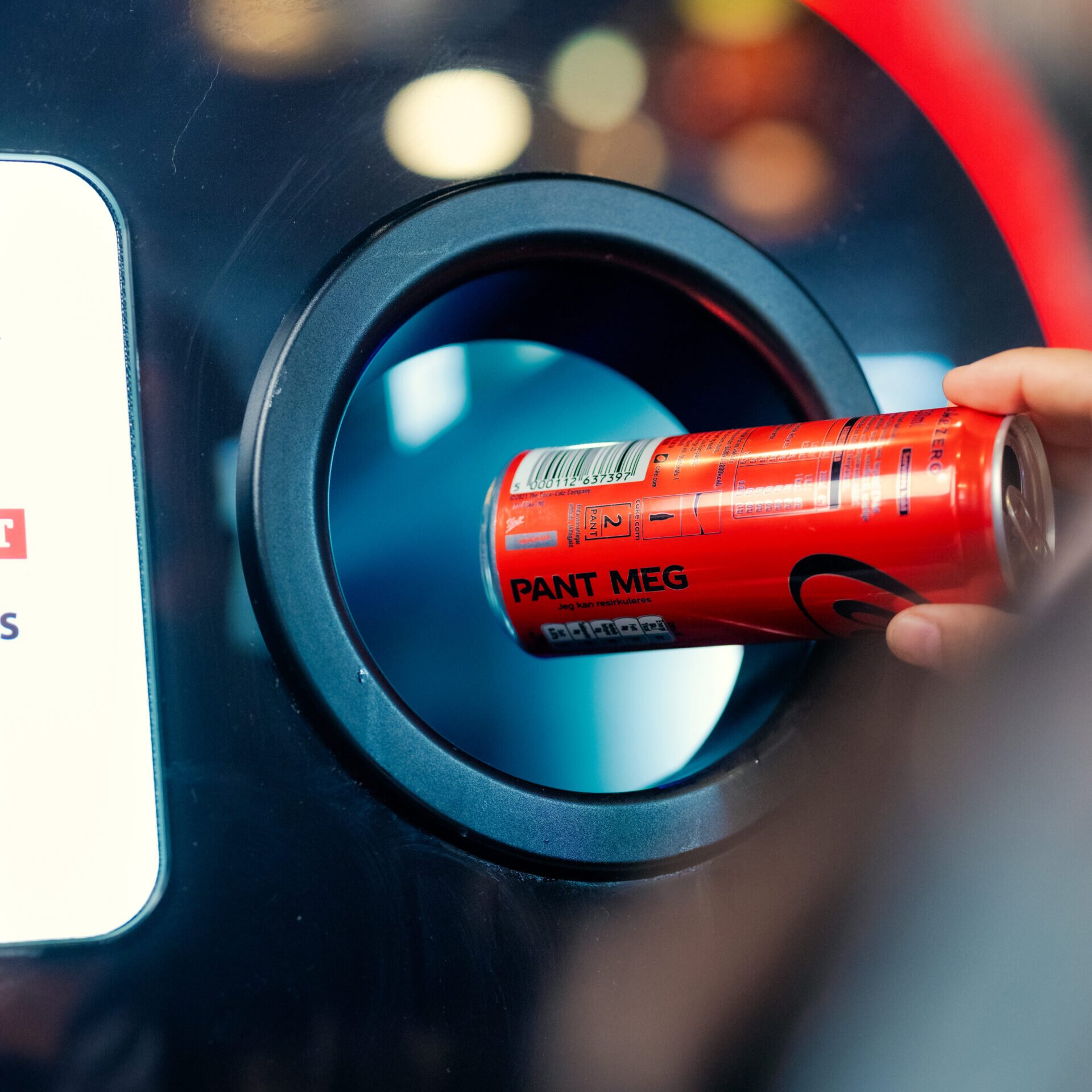 Når du panter, får du tilbake det du betalte ekstra for å låne emballasjen. Her starter prosessen med resirkulering av pant.