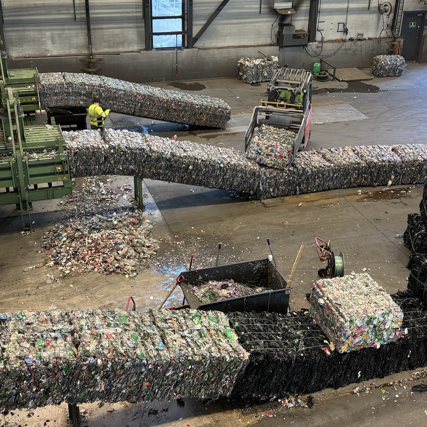 Resirkulering av pant: Pantebokser, gjennomsiktige og de fargede panteflasker blir presset sammen i forskjellige kuber. En kube inneholder rundt 11 000 flasker eller 23 000 bokser.