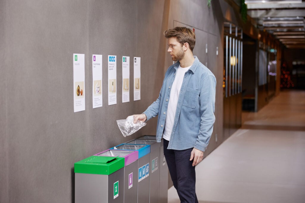 For å gjøre overgangen så smidig som mulig, anbefaler Sortere en 5-stegs tilnærming. 

1. Få oversikt: Kartlegg hvilket avfall bedriften produserer og i hvilke mengder. 

2. Involver nøkkelpersoner: Utnevn en ansvarlig og engasjer ledelsen og renholdspersonell. 

3. Lag et godt system: Plasser sorteringsstasjoner der avfallet oppstår, og bruk den nasjonale merkeordningen for tydelig skilting. 

4. Få med alle ansatte: God informasjon og opplæring er avgjørende for at alle bidrar. 

5. Mål resultater: Følg med på utviklingen i restavfallsmengden. Dette motiverer og synliggjør effekten av innsatsen.