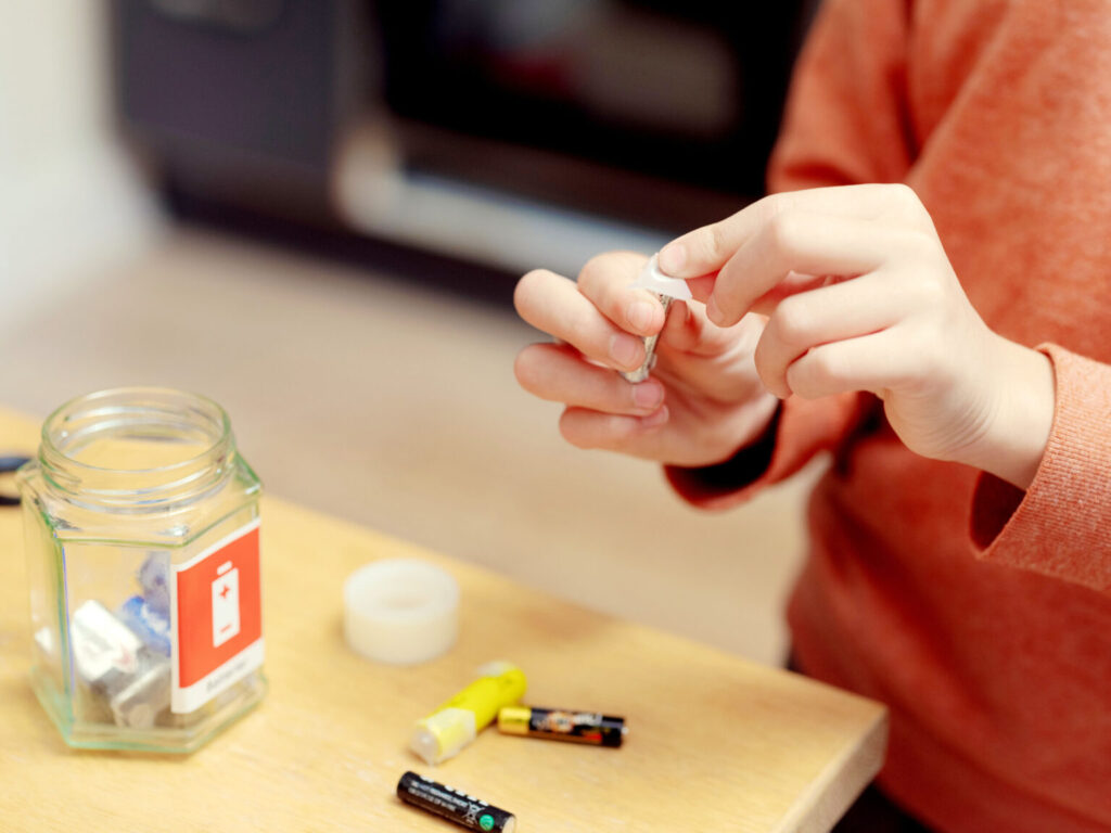 Sikker oppbevaring er nøkkelen til å forhindre ulykker. Start med å teipe polene på alle brukte batterier for å unngå kortslutning. Bruk egnede beholdere som er tydelig merket med Sorteringsmerket for batterier. For litium-baserte batterier anbefales det å bruke vermikulitt, et brannhemmende mineral, mellom lagene for ekstra sikkerhet. 