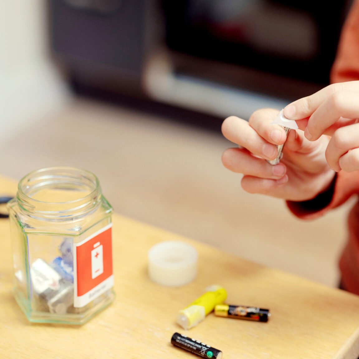 Batterier tar ikke mye plass, men trenger sin egen lille dunk. Bruk for eksempel et tomt fetaostglass til å oppbevare brukte batterier.