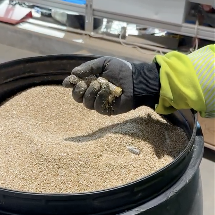 Før batteriene sorteres, oppbevares de i tønner med et flammehemmende og støtdempende stoff.