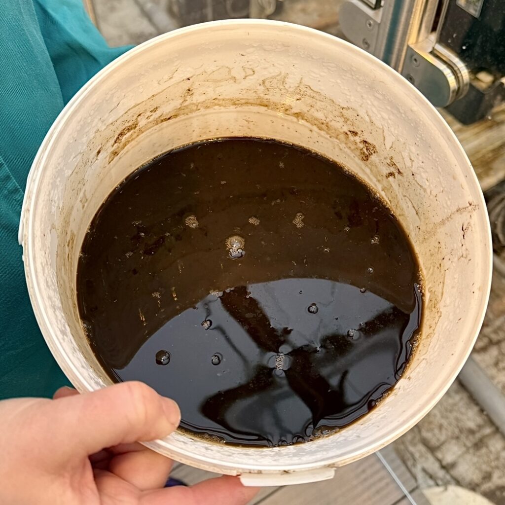 Til slutt i prosessen med å gjenvinne matavfallet er det en flytende biorest igjen i tankene – en næringsrik biogjødsel. 