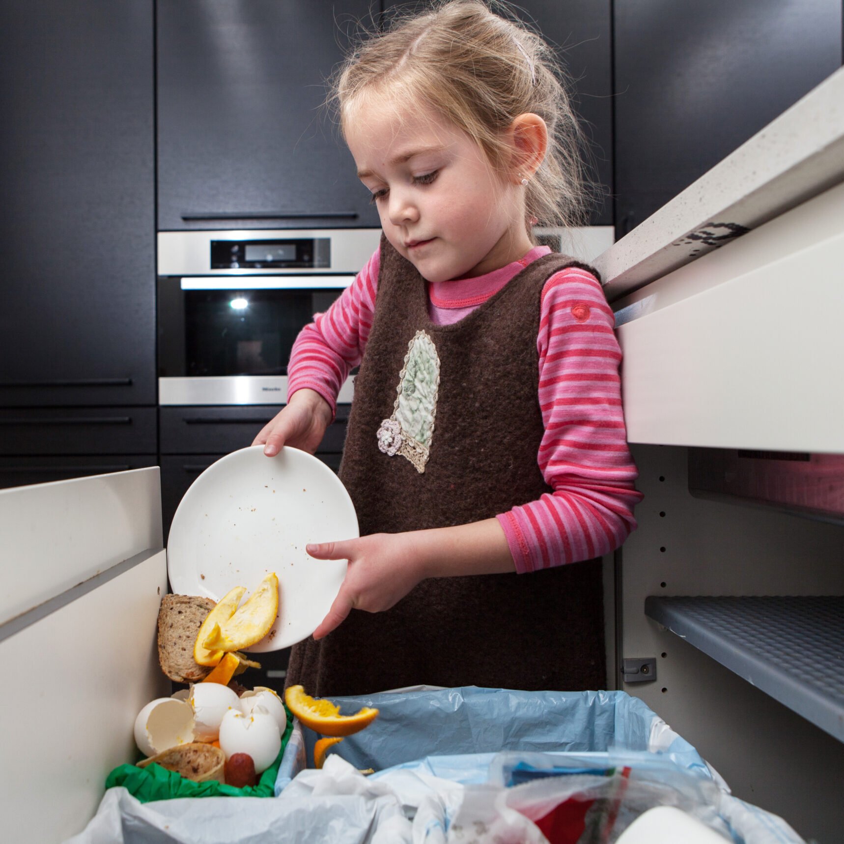 Gjenvinning av matavfallet starter hjemme på kjøkkkenbenken.