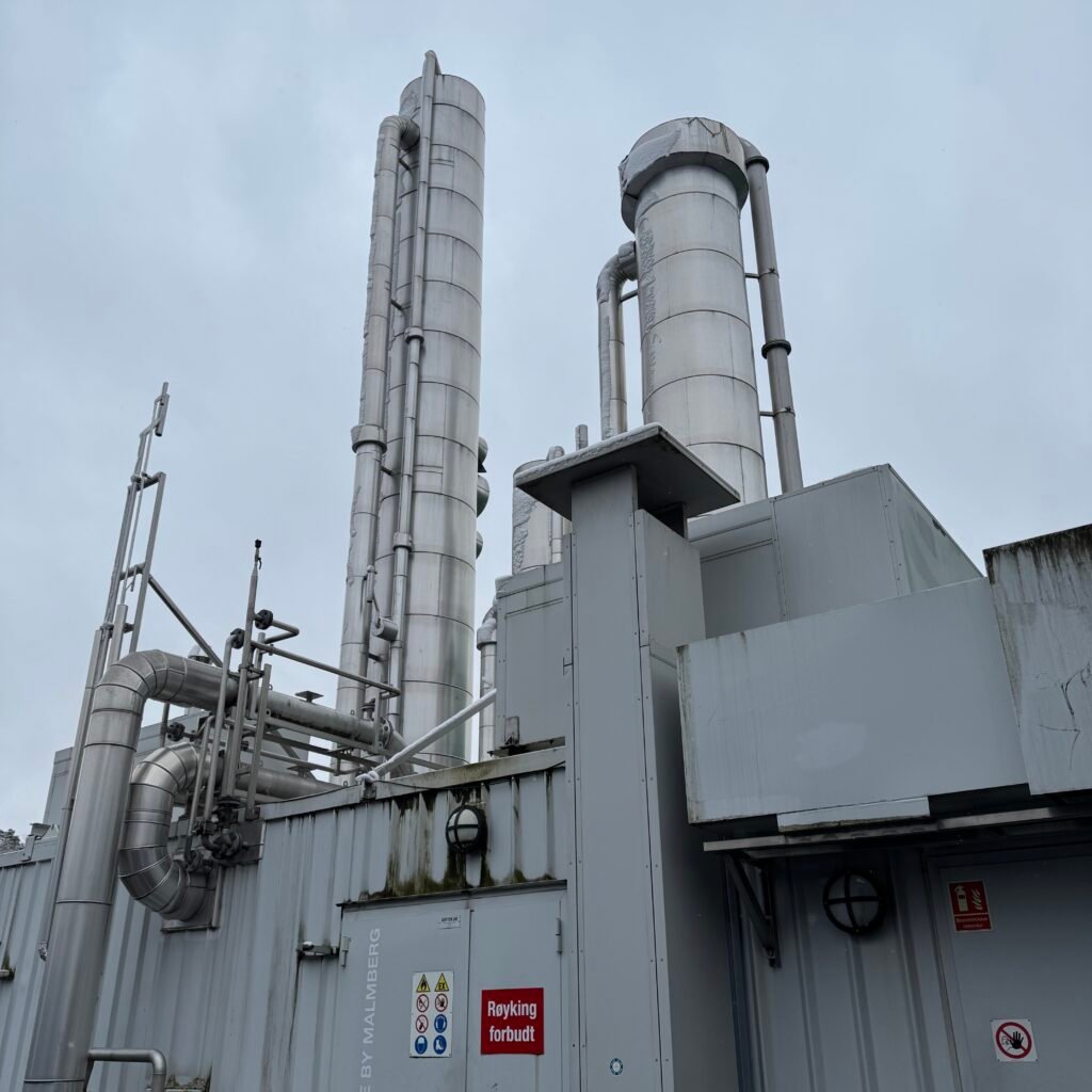 Slik gjenvinnes matavfallet: I disse pipene skilles metan og CO₂ fra hverandre.