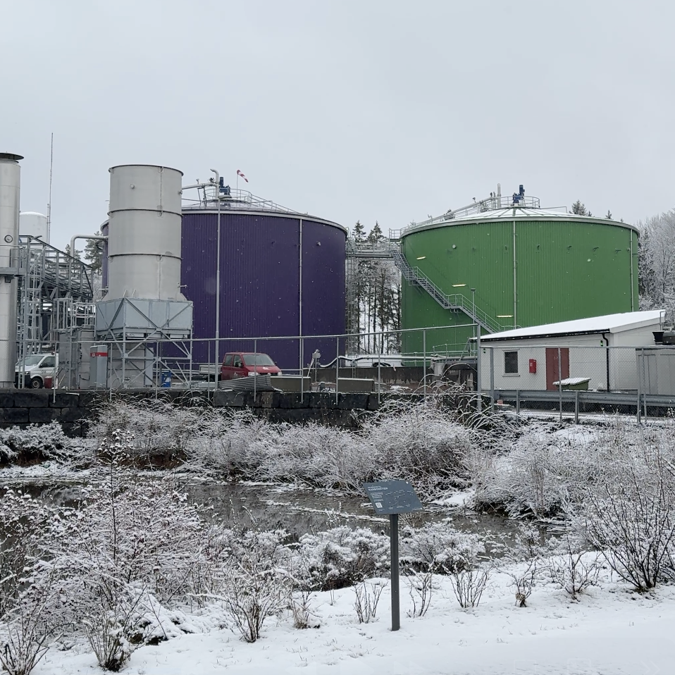 Matavfallet sendes så inn i store, lukkede tanker. Der ligger det og råtner i fire til fem uker.