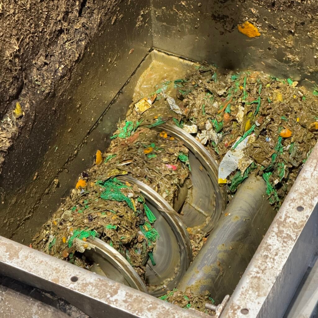 Matavfallet går videre inn i en stor miksmaster som blander det hele til en suppe. 