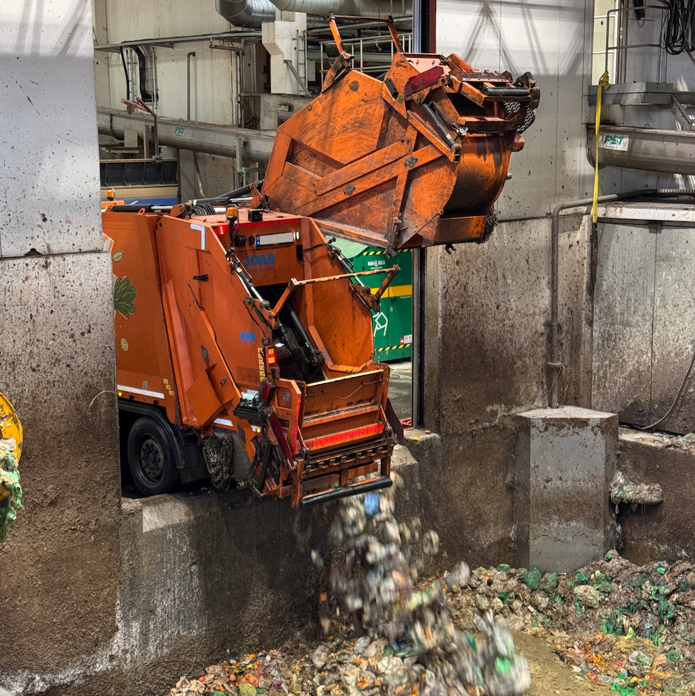 Renovasjonsbilen kjører matavfallet til et mellomlager eller direkte til et biogassanlegg eller komposteringsanlegg, avhengig av hvor du bor.