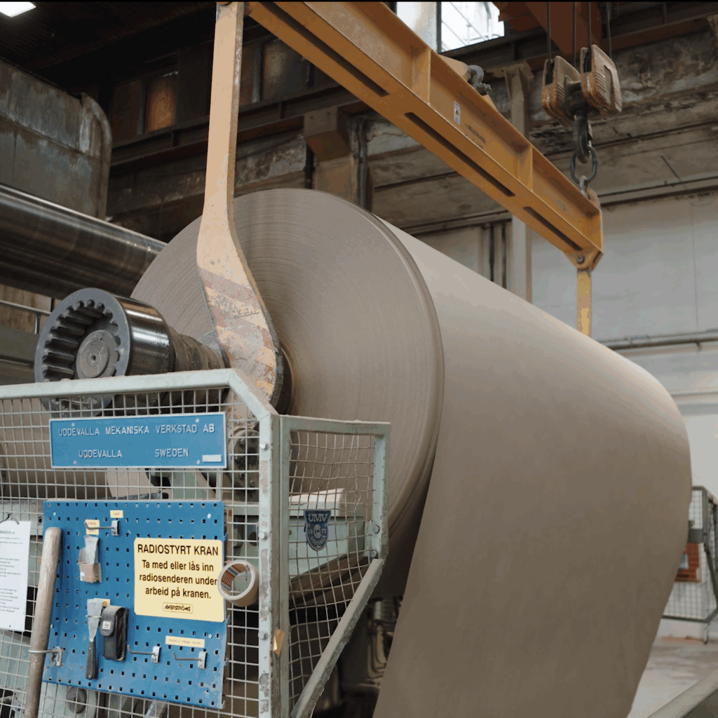 Renset papirfibrene presses sammen til store ruller med 100 % resirkulert papir.