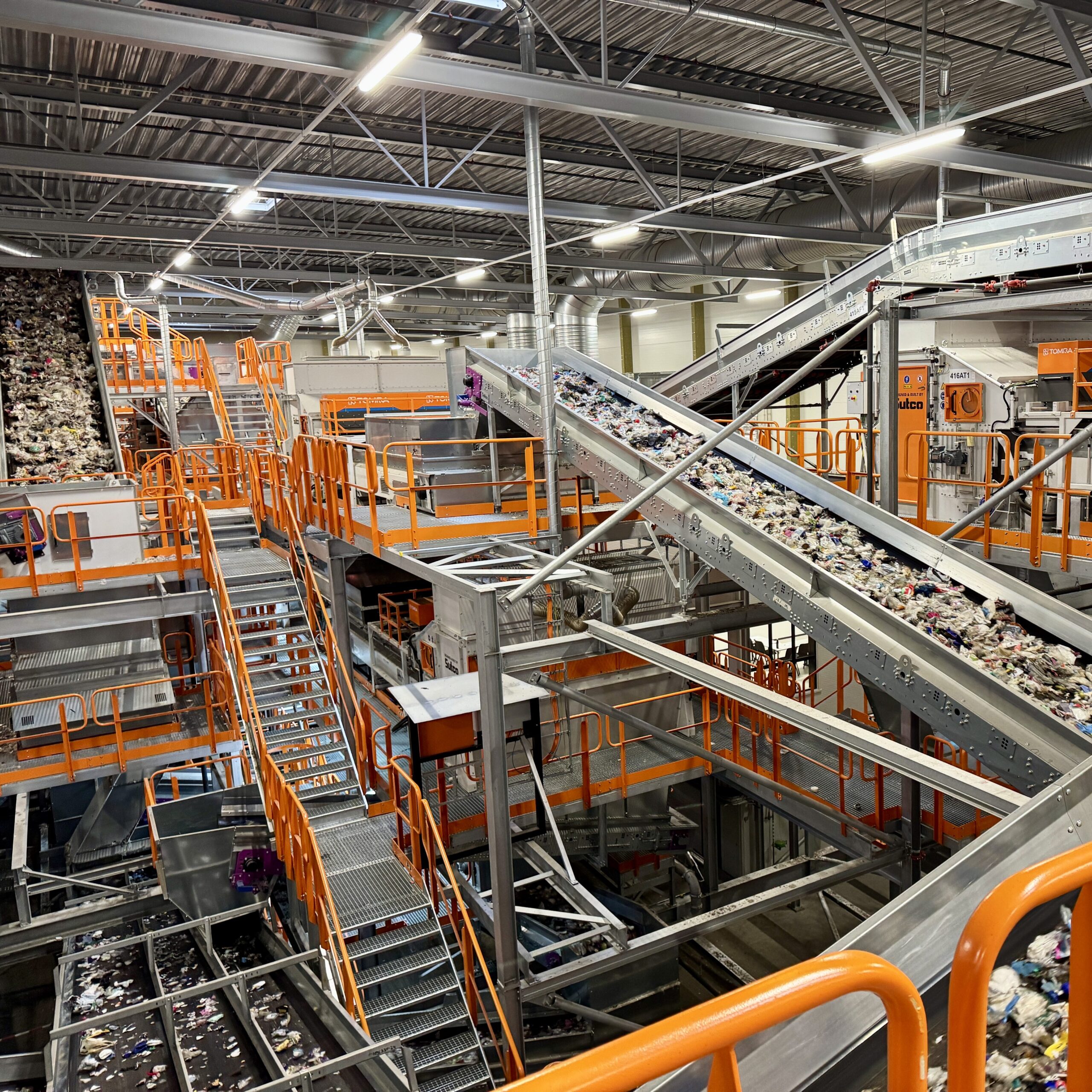 Gjenvinning av plastemballasje på finsorteringsanlegget Områ. Plastemballasje finnes i mange kvaliteter som sorteres hver for seg. Ulike plastkvaliteter kan ikke gjenvinnes sammen.