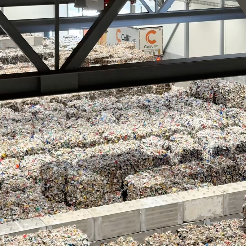 Gjenvinning av plastemballasje: Etter finsortering transporteres den videre med lastebiler som allerede er i Norge og har levert varer. I stedet for å kjøre tomme tilbake, fylles de opp med finsortert plastemballasje