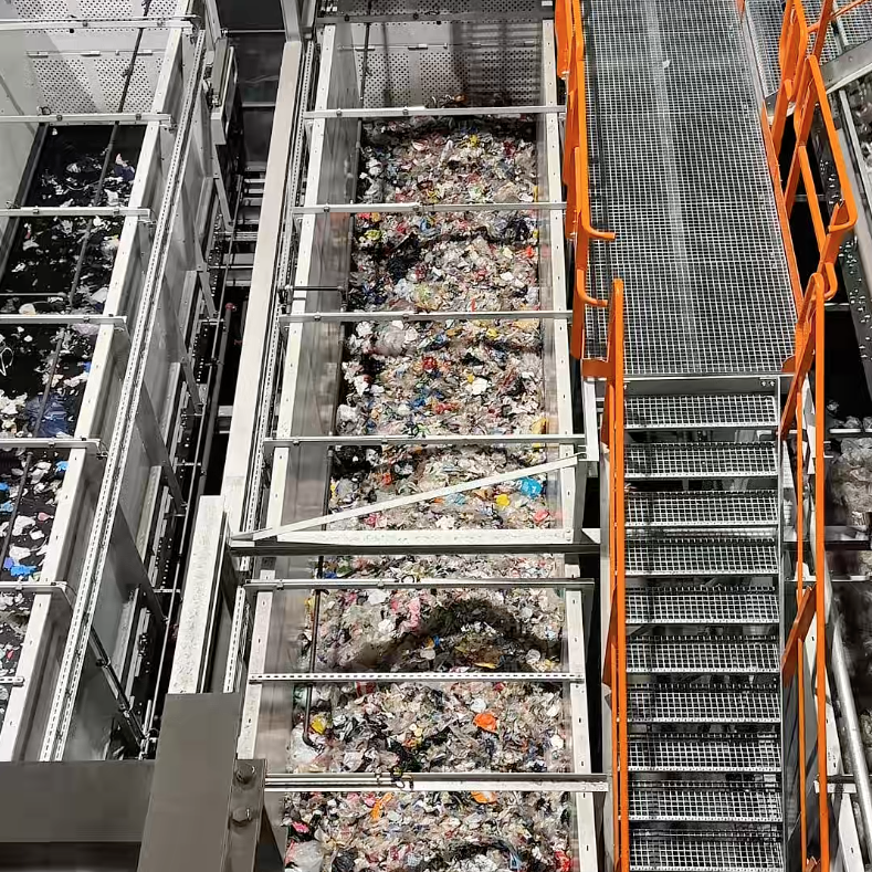 Finsortert plastemballasje blir presset sammen til kuber når containeren er full.