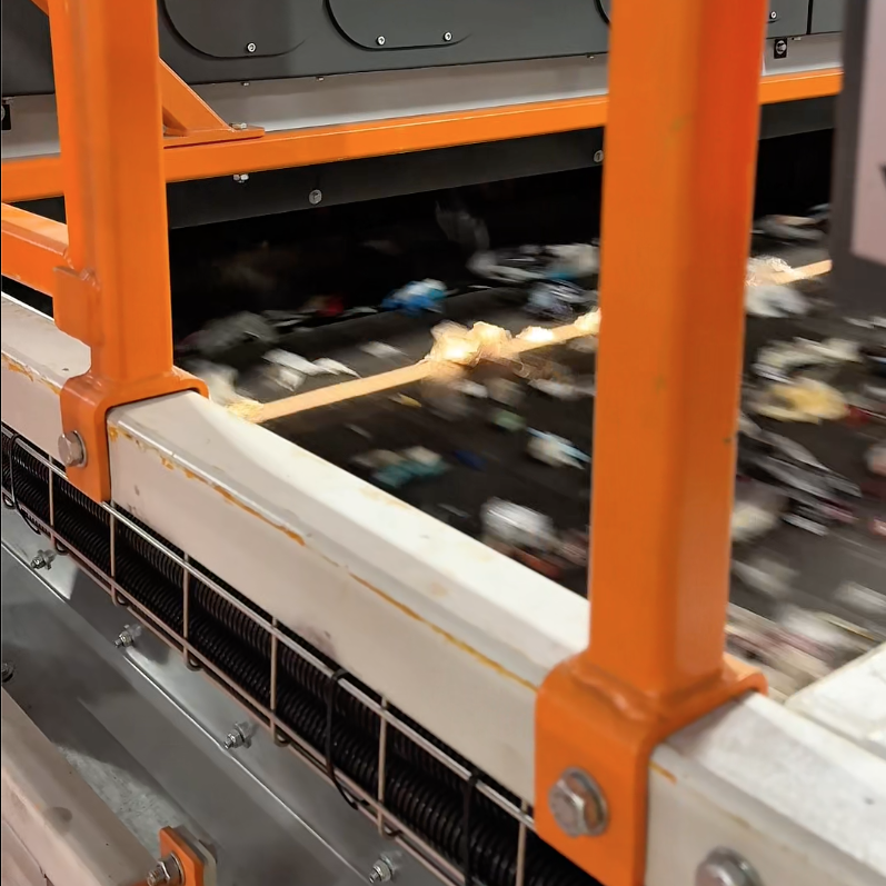 Det siste steget i finsorteringsprosessen er å sortere etter type plast. I denne prosessen brukes optiske scannere som bruker lufttrykk som blåser plasten opp eller ned, avhengig av hvilken type plast det er.