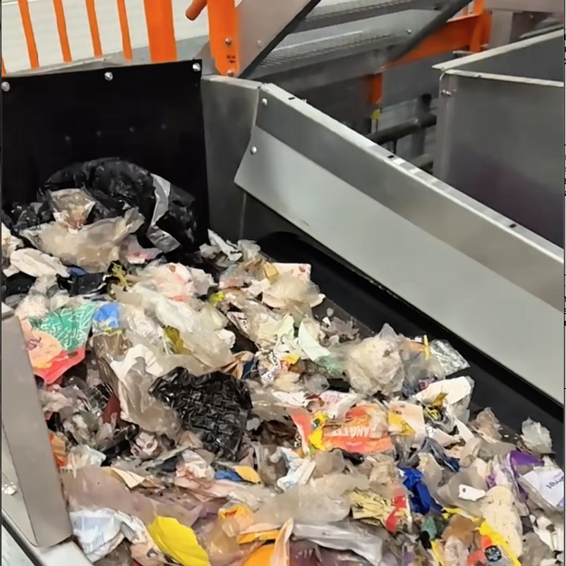 Plastemballasjen sorteres inn i tre størrelser, før det videre skilles mellom flat 2D-plast (som poser og folie) og 3D-plast (som rømmebeger og shampoflaske).