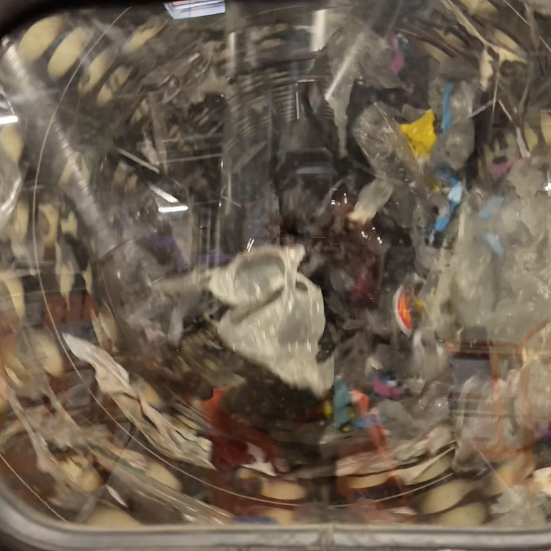 Når plastemballasje gjenvinnes, sendes den inn på transportbånd og inn i store roterende tromler som sorterer etter størrelse. Så er det flere runder med utskilling hvor matrester, papir og annet som ikke er plast blir fjernet.