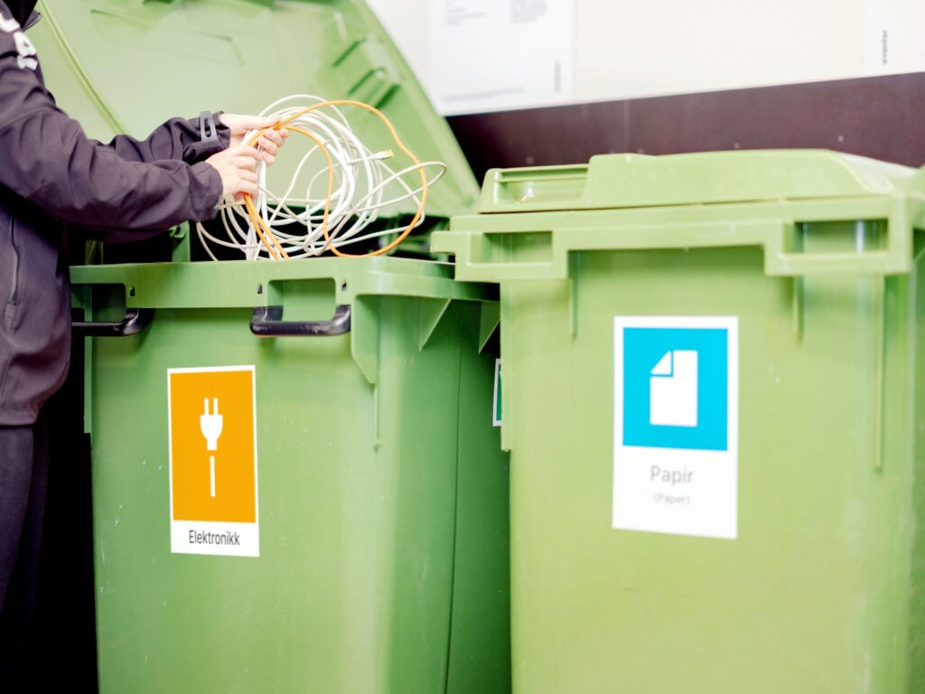 Et velfungerende system er avgjørende for å lykkes. Plasser sorteringsstasjoner strategisk i fellesområder og der avfallet oppstår, som kantiner, møterom, på lageret og ved printere. Velg beholdere som passer til bedriftens avfallstyper og mengder. Bruk av Sorteringsmerkene  gjør det enkelt og intuitivt for alle å sortere riktig. Tydelig merking reduserer feilsortering og sikrer at rene avfallstyper kan gå til materialgjenvinning.