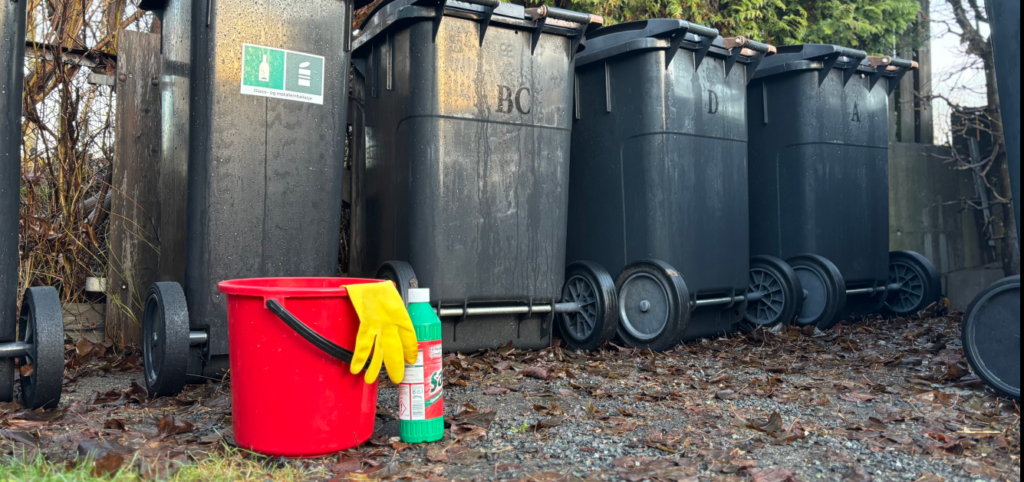 Tips til hvordan du fjerner larver og vond lukt fra avfallsbeholderen.