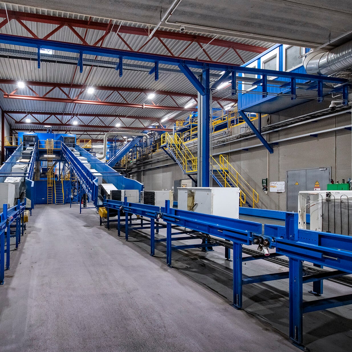 Behandling av kjøleskap. Kjøleskap består av en rekke skadelige stoffer som oljer, kjøleveske, gasser og KFK-holdig skum. Behandling av kjøleskap krever derfor spesialiserte behandlingsanlegg som kan behandle kjøleskapene på en trygg måte. 