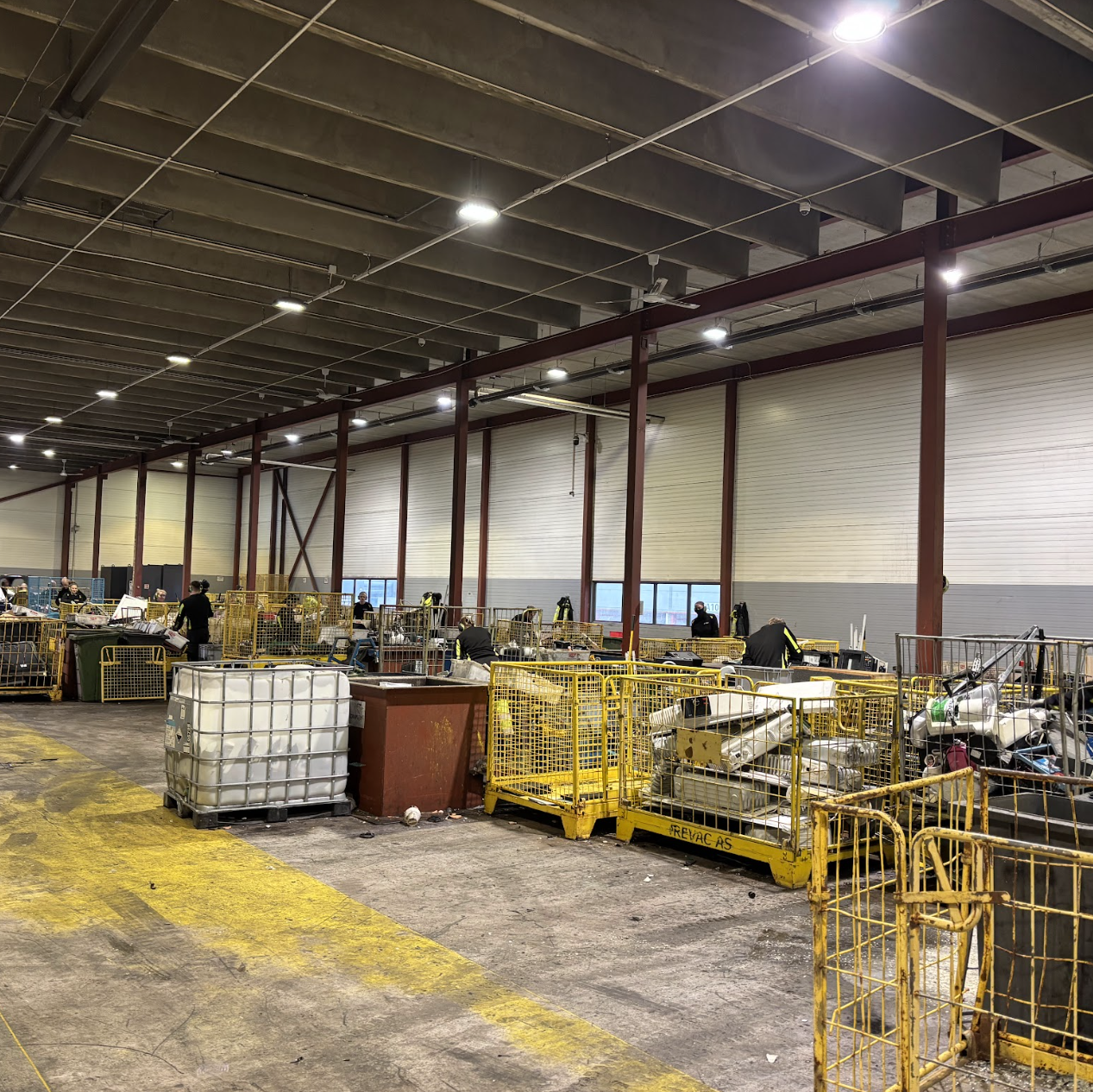 Behandling av småelektronikk. All småelektronikk blir først gjennomgått for hånd. Her fjernes kabler, batterier, lyspærer, tonere, støvsugeposer, komponenter som inneholder miljøgifter og en rekke andre ting.