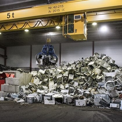 Behandling av store hvitevarer.  Store hvitevarer som vaskemaskiner, komfyrer og tørketromler åpnes ved hjelp av maskiner. 