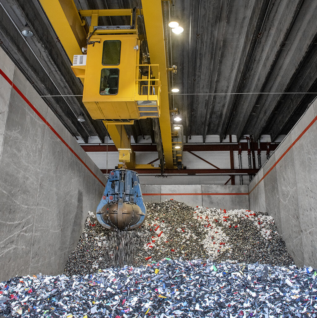Når alle produktene har gjennomgått miljøsanering, der miljøgifter og farlige komponenter fjernes, “møtes” materialene som er igjen og fortsetter gjenvinningsprosessen sammen. 